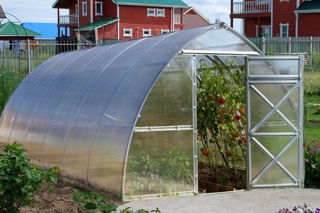 Tere tulemast kaasaegsete kasvuhoonete maailma! Kui otsite usaldusväärset, efektiivset ja vastupidavat lahendust oma aia, siis polükarbonaadist kasvuhooned on T